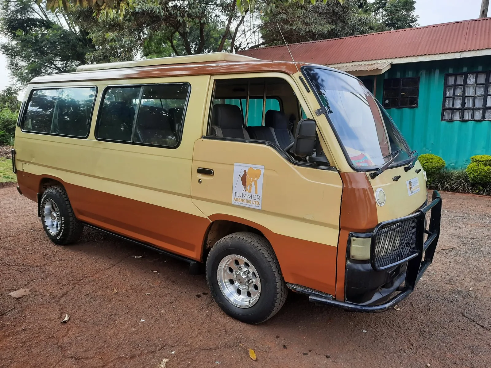 Safari van with roof hatch parked at the Tummer yard